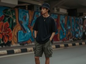 Style Cowok Celana Pendek dan Kaos Hitam